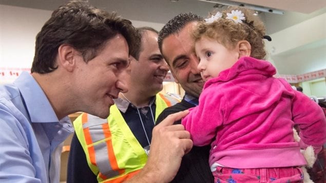 El primer ministro canadiense Justin Trudeau saluda a una familia de refugiados sirios durante su llegada a Toronto el 11 de diciembre de 2015.