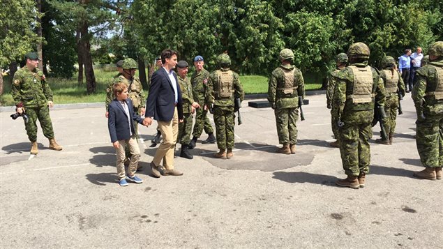 رئيس الحكومة جوستان ترودو يتفقّد الجنود الكنديّين في قاعدة عسكريّة في اوكرانيا وإلى جانبه نجله كزافييه