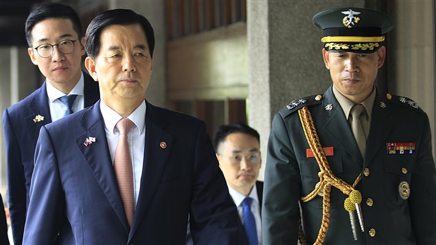 Han Min-Koo, ministro de Defensa sud-coreano (izq).