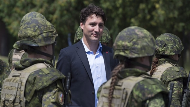 Justin Trudeau passe en revue la garde d’honneur à son arrivée à Yavoriv en Ukraine.