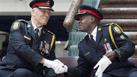 Mark Saunders, à droite, chef de la police de Toronto, le jour de son assermentation le 17 avril 2015.