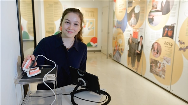 Emma Mogus remporte à 17 ans le Prix de l’innovation des jeunes 2016 remis par le Centre des sciences de l’Ontario.