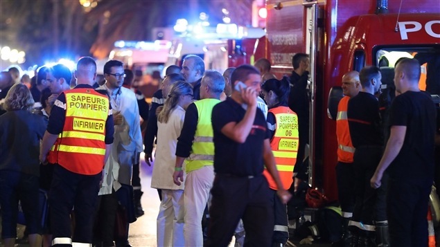 Policías, bomberos y ambulancisatas en el Paseo de los Ingleses en Niza.
