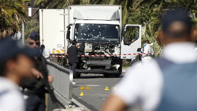 Las autoridades examinan el camion que utilizó el autor del atentado para embestir a la multitud.