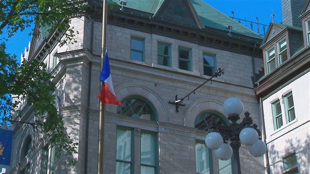 Le drapeau français en berne à l’hôtel de ville de Québec au lendemain de l’attentat de Nice
