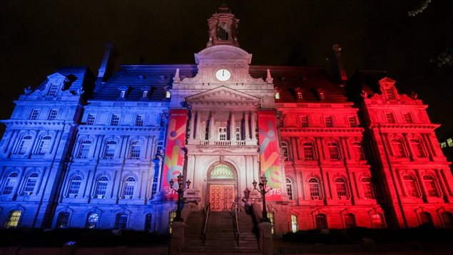 Alcaldía de Montreal iluminada con los colores de Francia.