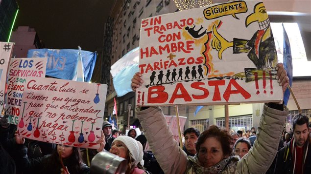 Manifestantes argentinos protestan contra el aumento de las tarifas de gas y electricidad impuesto por el gobierno de Macri.
