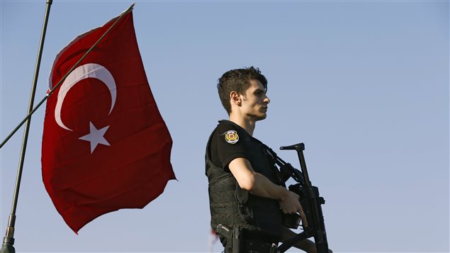 Un policier turc monte la garde aux abords du pont Bosphore, à Istanbul.