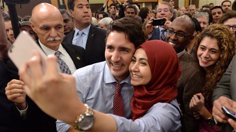Justin Trudeau fait un égoportrait avec une jeune partisane.