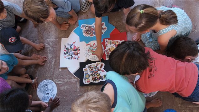 Un grupo de niños participando a los talleres de Chilpayates