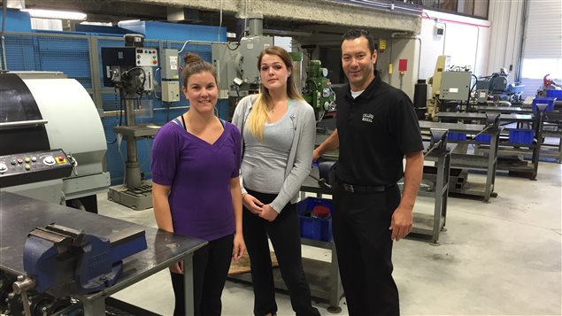 Chantal Beaulieu et Miriam McLean, étudiantes et Denis Brouillette, chef du secteur apprentissage et métiers au Collège Boréal Chantal Beaulieu et Miriam McLean, étudiantes et Denis Brouillette, chef du secteur apprentissage et métiers au Collège Boréal