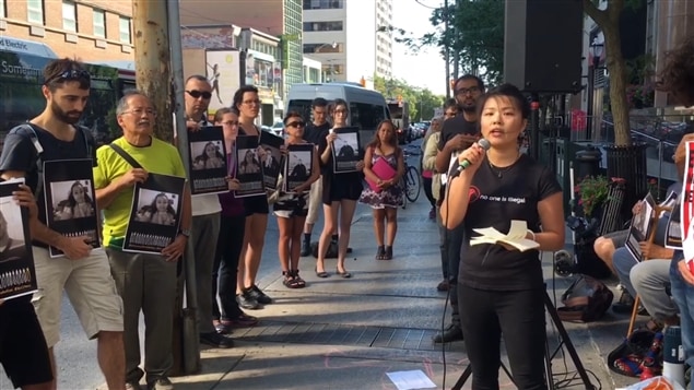 Une vingtaine d'opposants de la politique canadienne actuelle en matière d'immigration ont préparé un comité d'accueil au ministre fédéral John McCallum de passage à Toronto. Une vingtaine d'opposants de la politique canadienne actuelle en matière d'immigration ont préparé un comité d'accueil au ministre fédéral John McCallum de passage à Toronto.