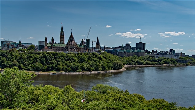 Le Parlement d’Ottawa et la rivière des Outaouais à ses pieds.