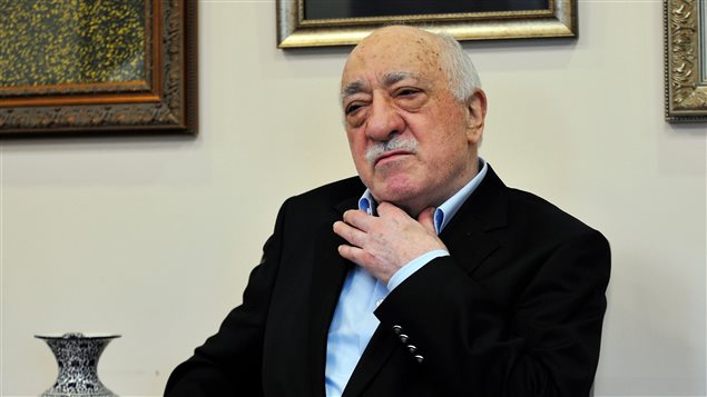الداعية التركي فتح الله غولن الذي يتهمه حليفه السابق الرئيس التركي رجب طيب أردوغان بالوقوف خلف المحاولة الانقلابية الفاشلة، في صورة له وهو يدلي بحديث صحفي في منزله في ولاية بنسيلفانيا الأميركية