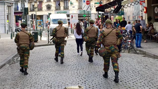 Militares patrullan el centro de Bruselas.
