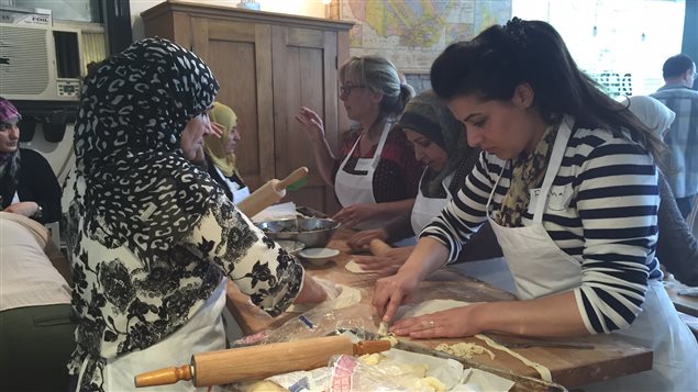 Newcomer Kitchen rassemble des réfugiées syriennes. Newcomer Kitchen rassemble des réfugiées syriennes.
