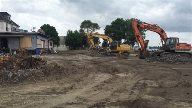 Demolition of the old Abars building has begun with dozens of people coming to watch it come to the ground.  American billionaire owner proceeds with demolition of one of the last vestiges of Windor Ontario’s close connection to the Prohibition Era