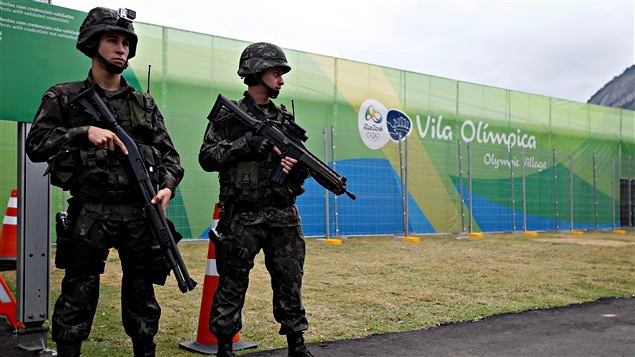 Soldados brasileños frente a la Villa Olímpica