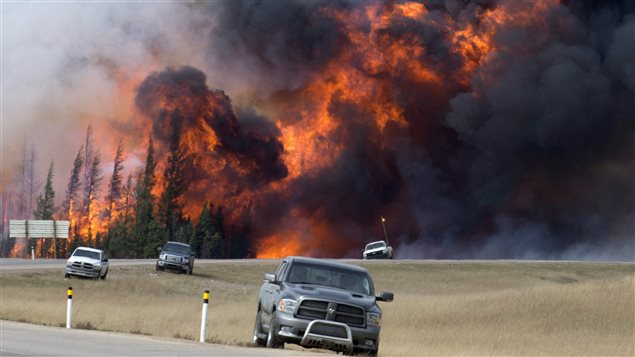 Imposant feu de forêt à Fort McMurray