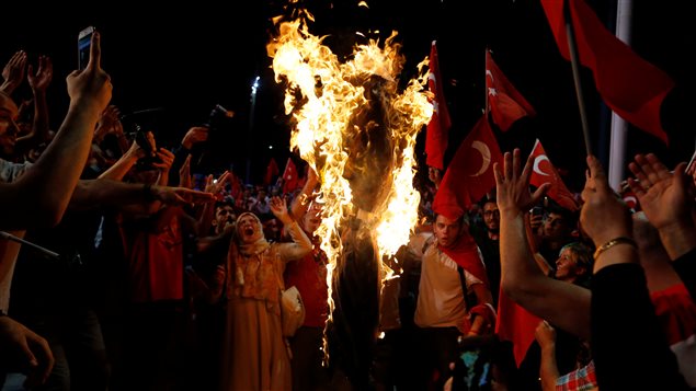  Supporters of Turkish President Tayyip Erdogan shout slogans over a burning effigy of U.S.-based cleric Fethullah Gulen during a pro-government demonstration at Taksim Square in Istanbul, Turkey, July 20, 2016. 