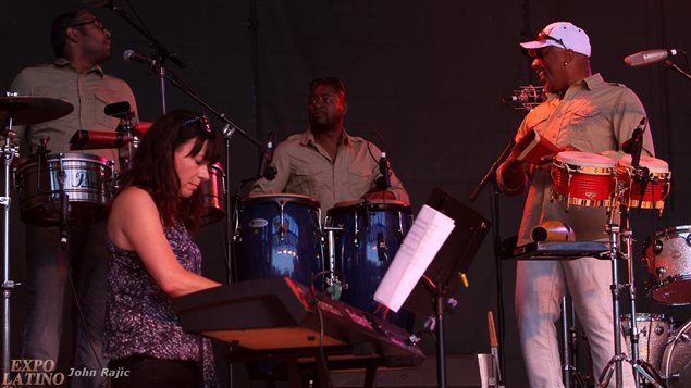 Grupo de música en Expo Latino