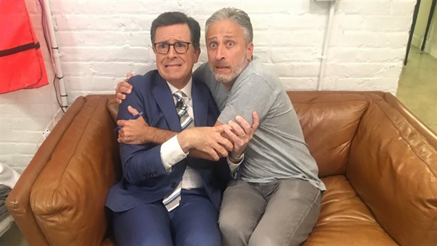 Los humoristas Stephen Colbert y Jon Stewart, mirando el discurso de aceptación de la candidatura de Donald Trump
