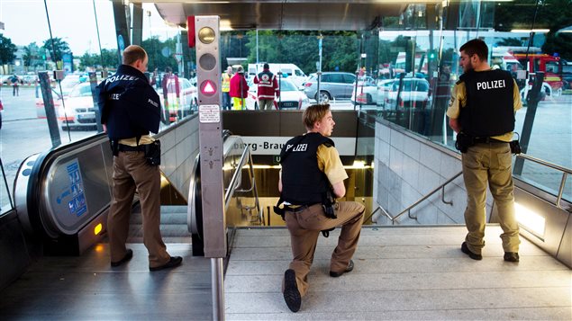 Des policiers à l'entrée du métro Georg-Brauchle-Ring Des policiers à l'entrée du métro Georg-Brauchle-Ring