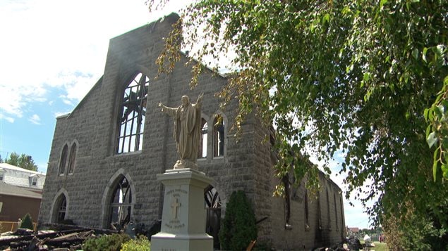 L'église a été complètement détruite par les flammes. L'église a été complètement détruite par les flammes.
