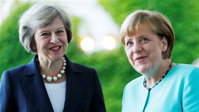  German Chancellor Angela Merkel greets British Prime Minister Theresa May (L) during a welcoming ceremony at the Chancellery in Berlin, Germany July 20, 2016.