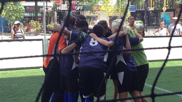 Las mujeres no están ausentes en la experiencia del fútbol callejero en Canadá.