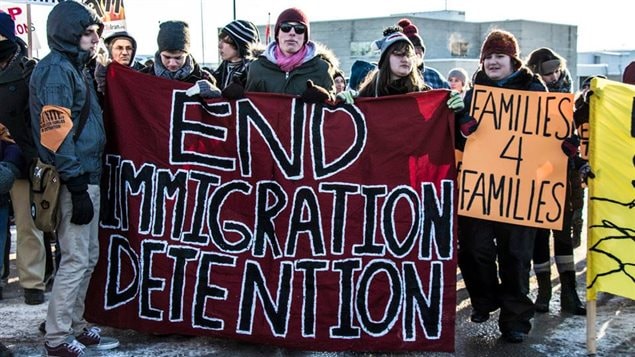 Manifestación en Canadá pidiendo el fin de las detenciones indefinidas de inmigrantes que no han sido ni procesados ni condenados.