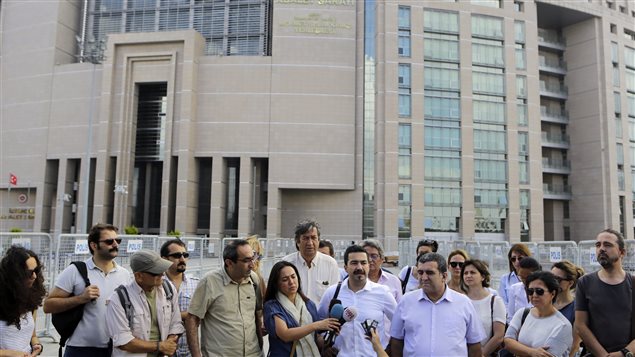 صحافيون متجمعون أمام محكمة في اسطنبول في 27 تموز (يوليو) الفائت احتجاجاً على توقيف أحد زملائهم، بولنت موماي، بعد المحاولة الانقلابية. وقد أفرجت السلطات عنه في الأيام التالية لكنها حكمت على 17 صحافياً آخرين بالسجن بعد إدانتهم بالتواصل مع 