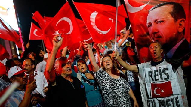 متظاهرون مؤيّدون للرئيس اردوغان في شوارع انقره