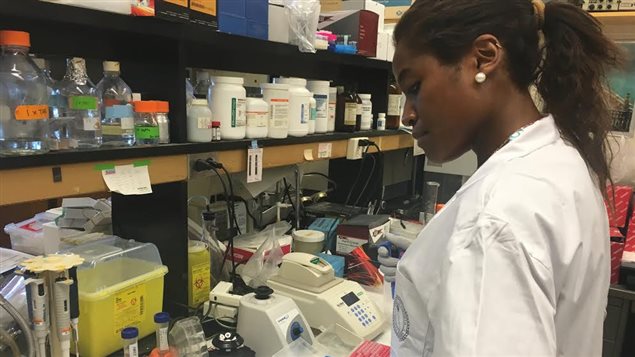Une chercheuse dans un laboratoire de l’Université de Toronto