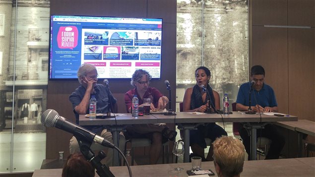Panel en Montreal sobre los desafíos que implica el próximo Foro Social Mundial a llevarse a cabo en Canadá. De izquierda a derecha Alain Ambrosi, Stephane Couture, Carminda Maclorin y Marcelo Solervicens.