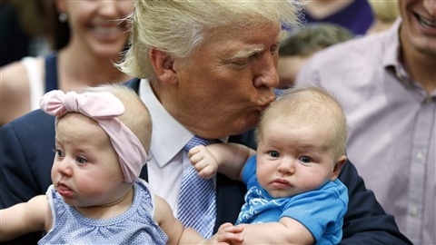 Donald Trump qui embrasse un bébé. 