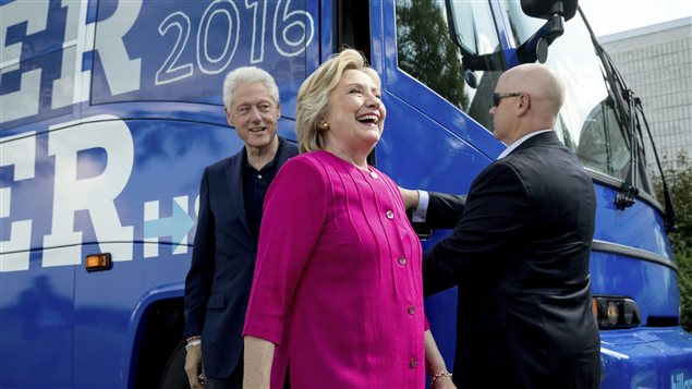 Hillary et Bill Clinton débarquent de l’autobus de campagne de la candidate démocrate
