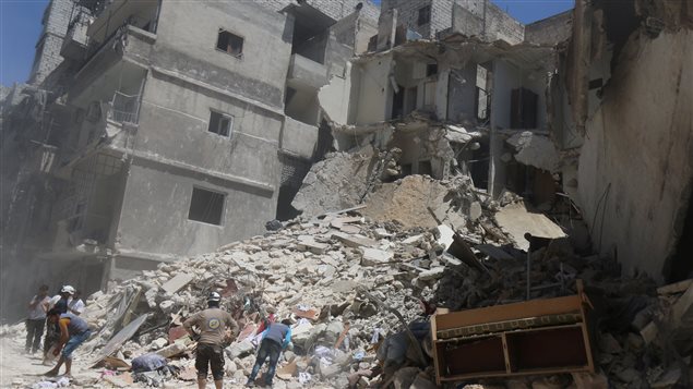 مبنى دمّره القصف في حلب