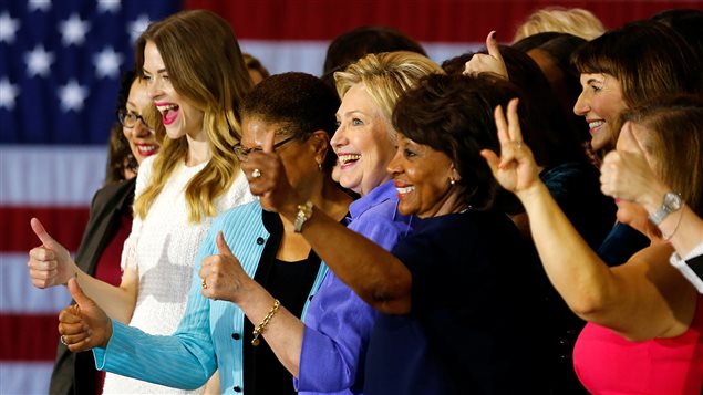 Hillary Clinton en compagnie de militantes du mouvement « Women for Hillary » 