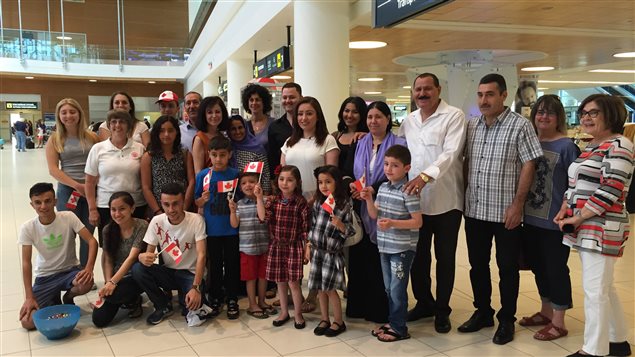 أسرة إيزيدية بعد اجتماع شملها في وينيبيغ عاصمة مقاطعة مانيتوبا في غرب كندا الصيف الفائت.