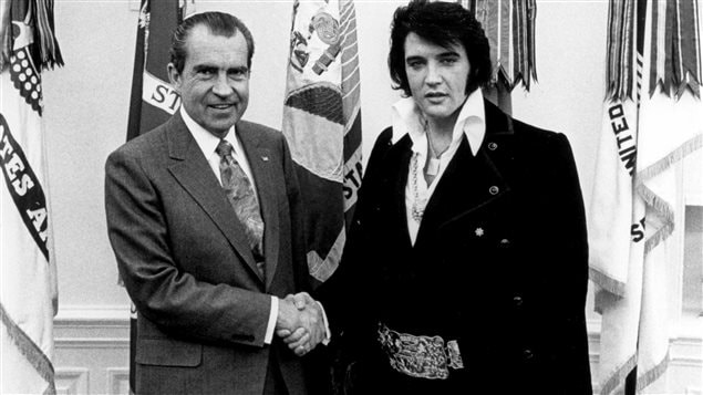Le président Richard Nixon en compagnie d'Elvis Presley, le 21 décembre 1970 à la Maison-Blanche Le président Richard Nixon en compagnie d'Elvis Presley, le 21 décembre 1970 à la Maison-Blanche