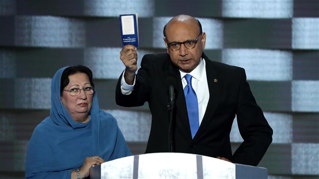 Khizr Khan, junto a su esposa Ghazala Khan, pregunta a Trump si ha leído la Constitución de Estados Unidos durante la Convención Nacional Demócrata el pasado 28 de julio.