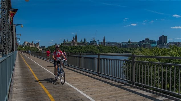 Un cycliste emprunte le pont Alexandra entre Ottawa et Gatineau. Un cycliste emprunte le pont Alexandra entre Ottawa et Gatineau.