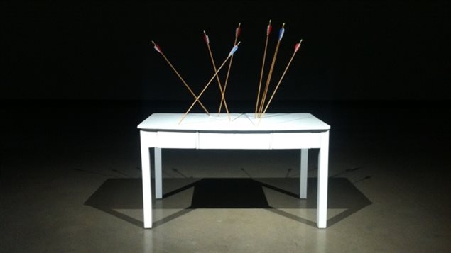 1701, Revisited Mesa de madera, pintura de acrílico y flechas 2014