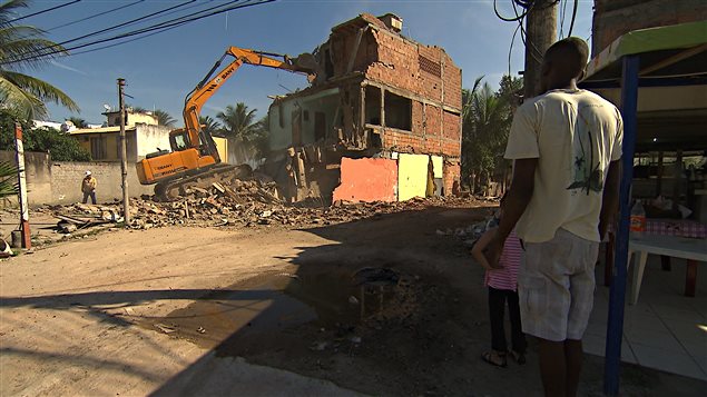 La última casa en ser demolida en la favela Vila Autodromo,ubicada cerca del Parque Olímpico de Río, pese a que sus habitantes se enfrentaron durante casi 20 años para mantener su vecindario.