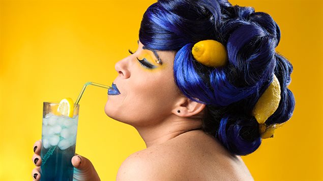 L'artiste photographe Karyne Gagné sublime à la fois la beauté féminine et l'esthétisme alimentaire. L'artiste photographe Karyne Gagné sublime à la fois la beauté féminine et l'esthétisme alimentaire.