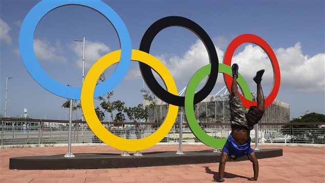 أداء فنّي امام الحلقات الأولمبيّة في ريو دي جانيرو