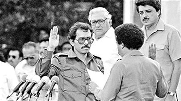 Daniel Ortega jura como presidente tras el triunfo de la Revolución Sandinista.
