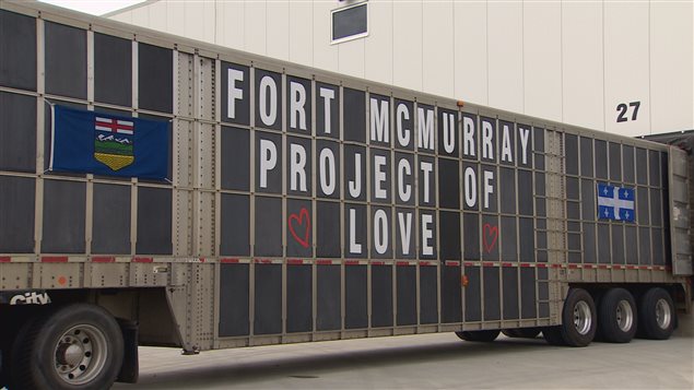 Le camion des Rompré est parti de Sainte-Anne-de-la-Pérade, au Québec, pour livrer des dons destinés aux résidents de Fort McMurray en Alberta.