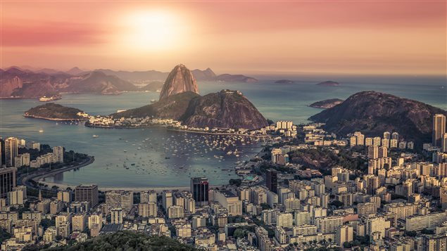 Lever de soleil sur Rio de Janeiro : le Brésil est un grand producteur de sucre.